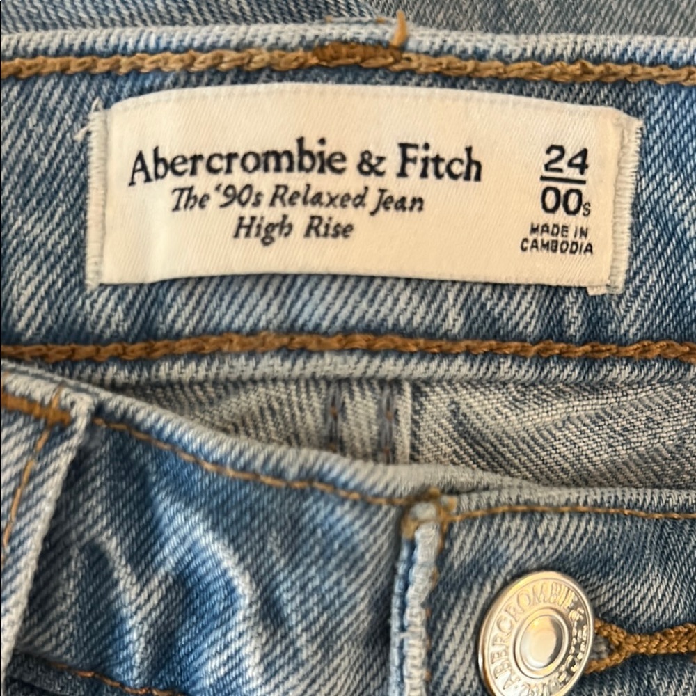 A&F “The 90’s Relaxed Jean High Rise” - Picture 2 of 3